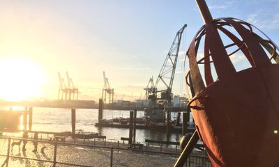 Hamburger Hafen bei Sonnenuntergang